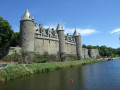 Bord du canal et Église Sainte-Croix à Josselin Bord du canal et Église Sainte-Croix à Josselin